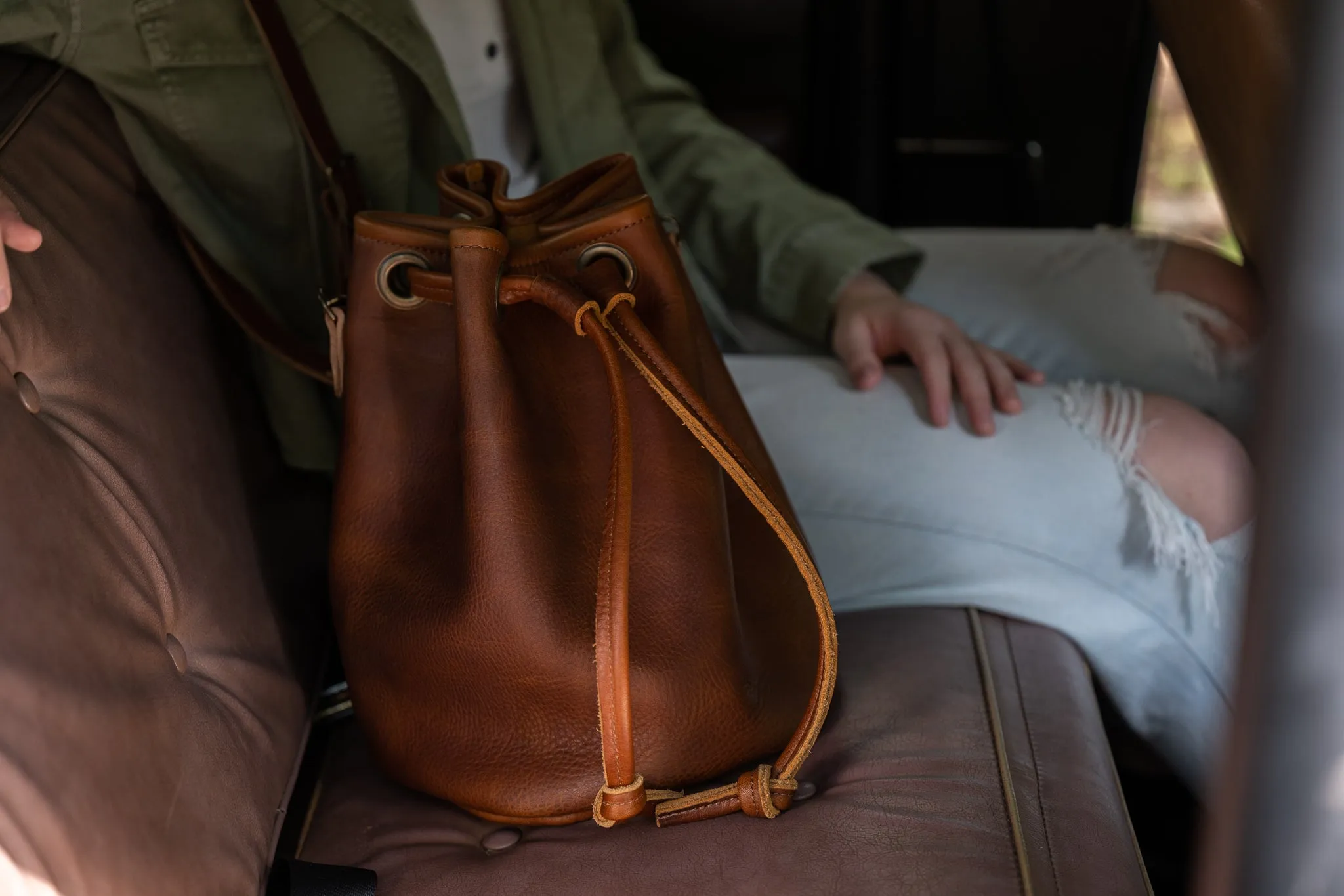 LEATHER BUCKET BAG - LARGE - RAVEN