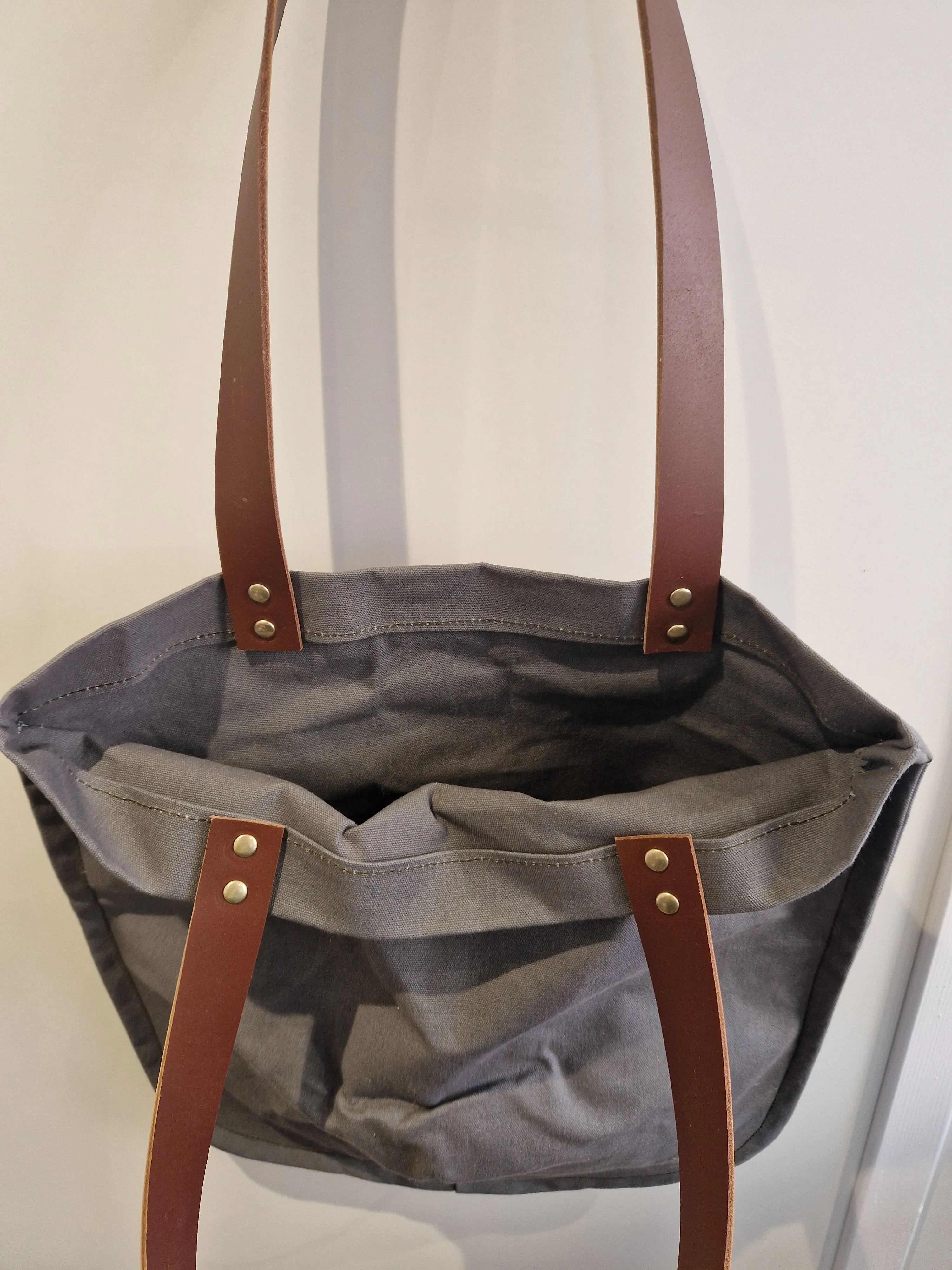 TOTELY SHOPPER in Grey with brown straps